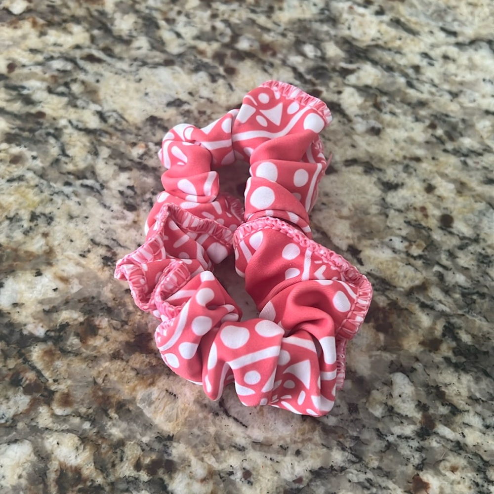 matching scrunchie for kb leo